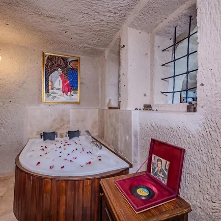 Cappa Via Cave Hotel 4*